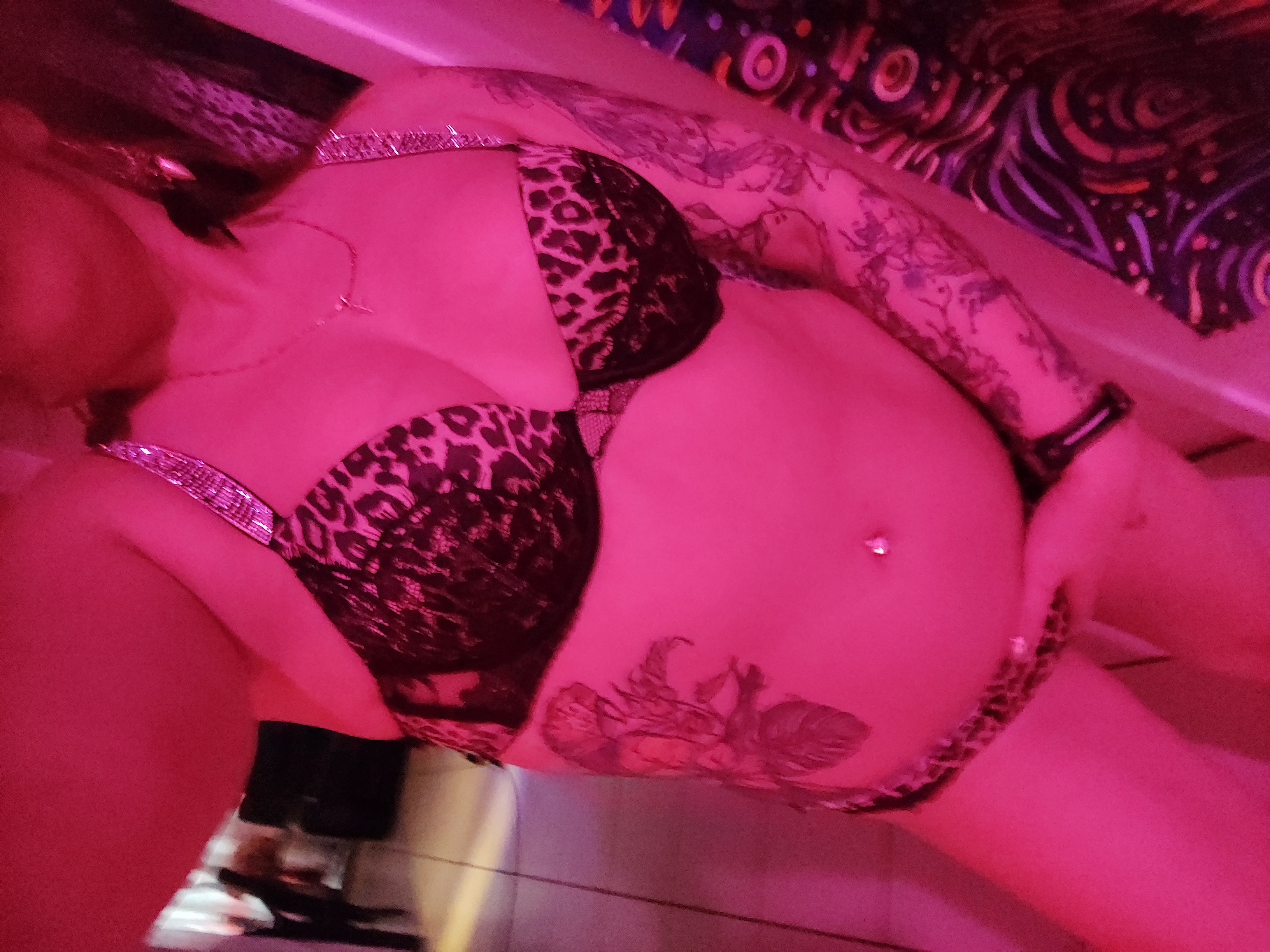 Bumpchies Sexy babe tattooÃ© tout inclus squirt massage et plus.   Escorts Laval